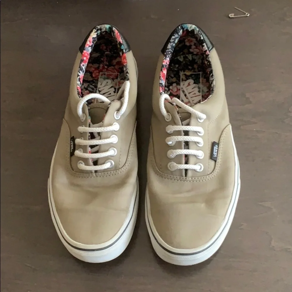 Vans - Picture 1 of 7